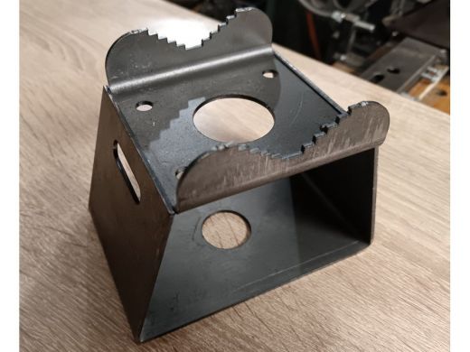 Кронштейн универсальный на трубу 15...51мм для камер с отверстием 32