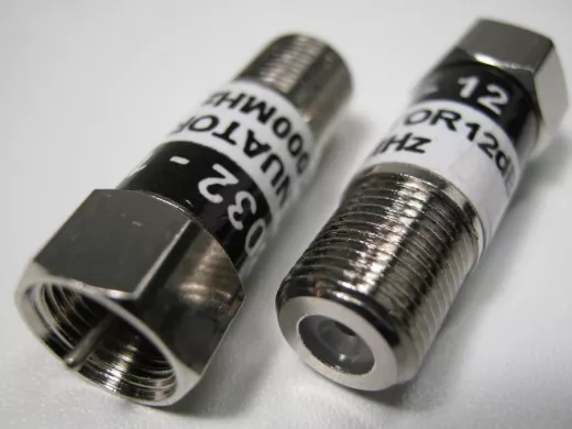 8032/12   F-штекер / F-гнездо аттенюатор 12 дБ